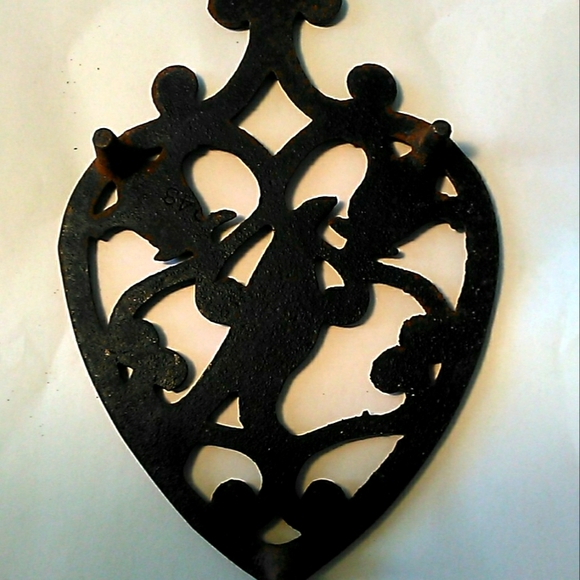 VINTAGE 1950S TRIVET POT HOLDER CAST IRON W/ BIRD & FLOWERS 8 X 5 (READ SCRIPT) - Picture 4 of 5